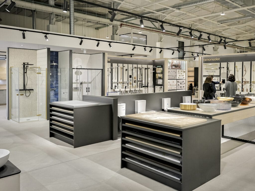 Vista general del showroom de Forma Cerámicas en Los Palacios y Villafranca