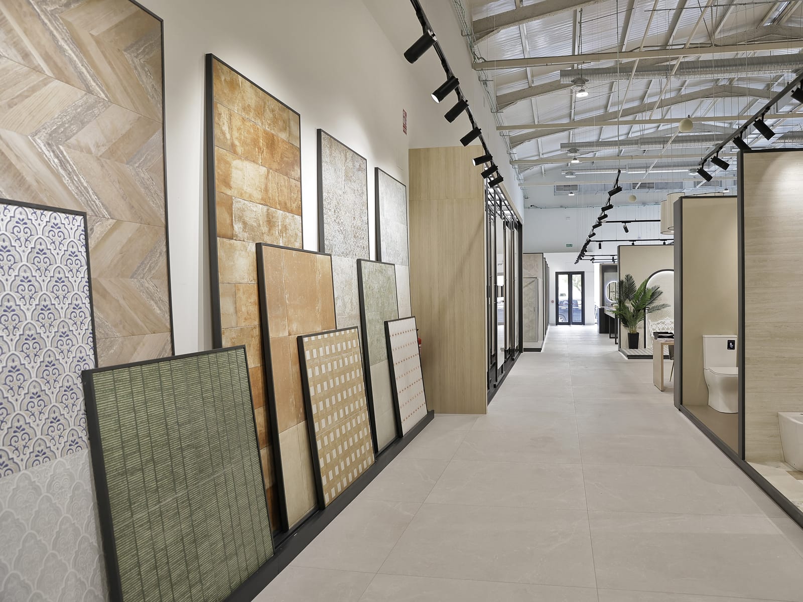 Piezas de revestimiento de gran formato expuestas a lo largo del pasillo del showroom