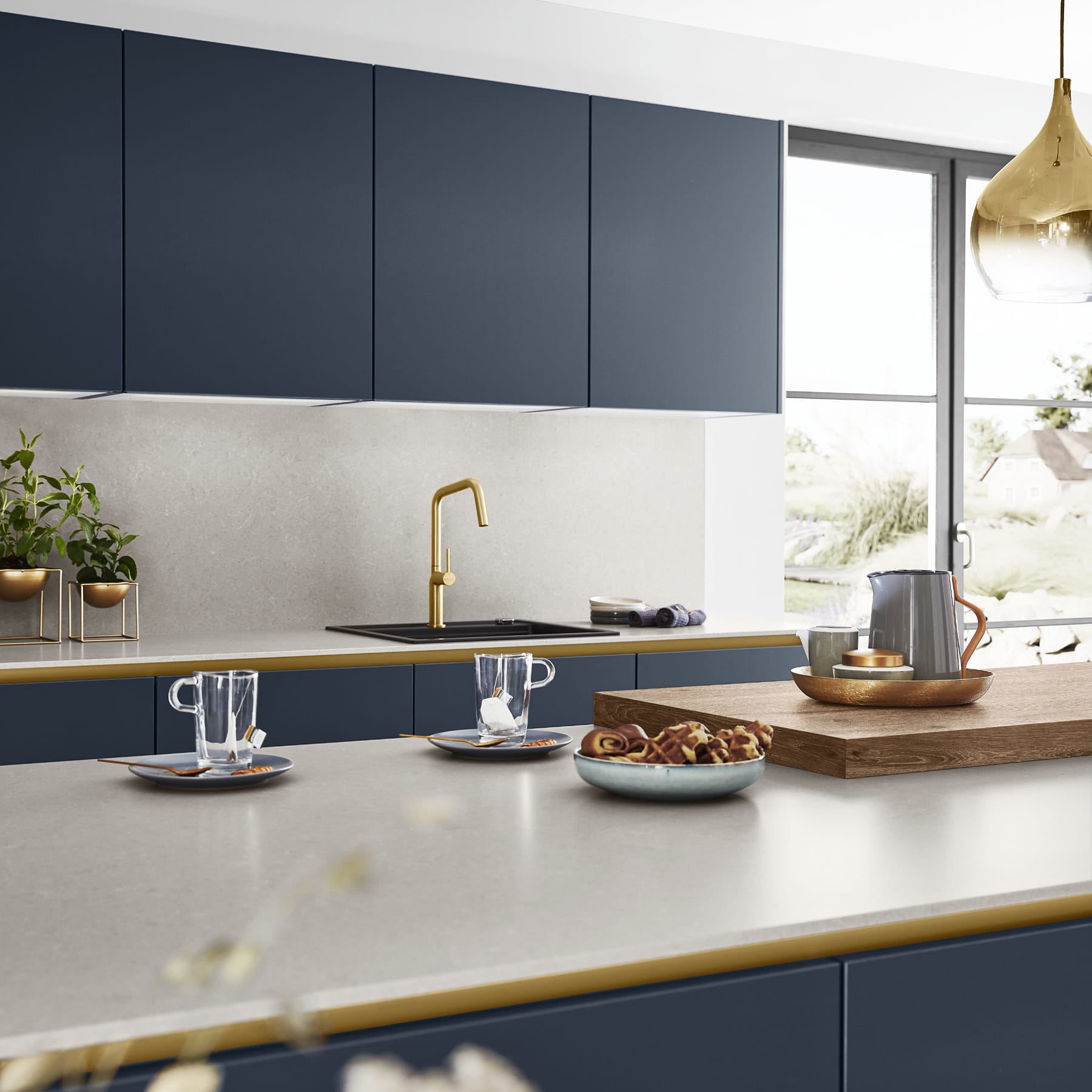Frentes de cocina azul marino mate con perfil y grifo dorados