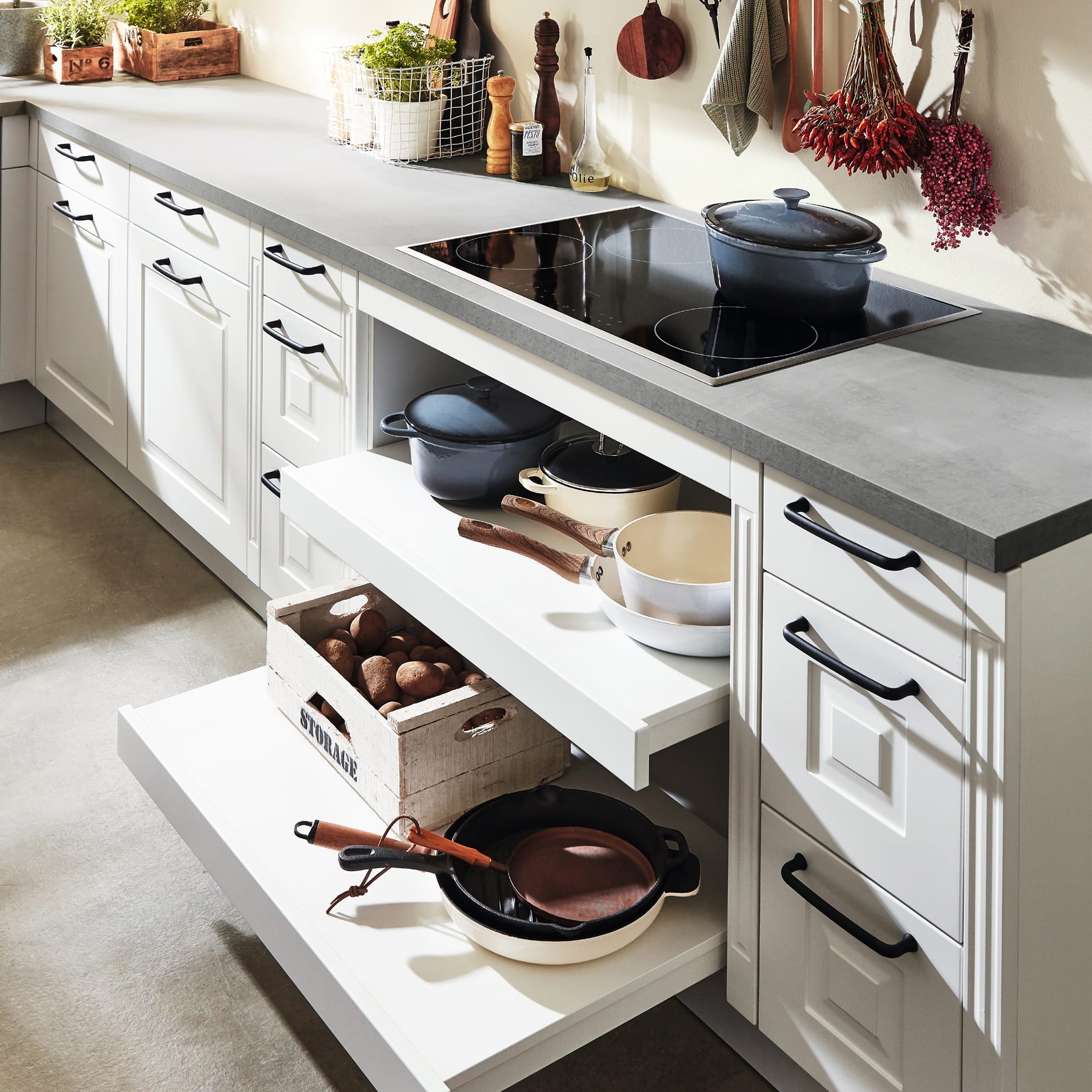 Cajones extraíbles de cocina con ollas, sartenes y organizador interior