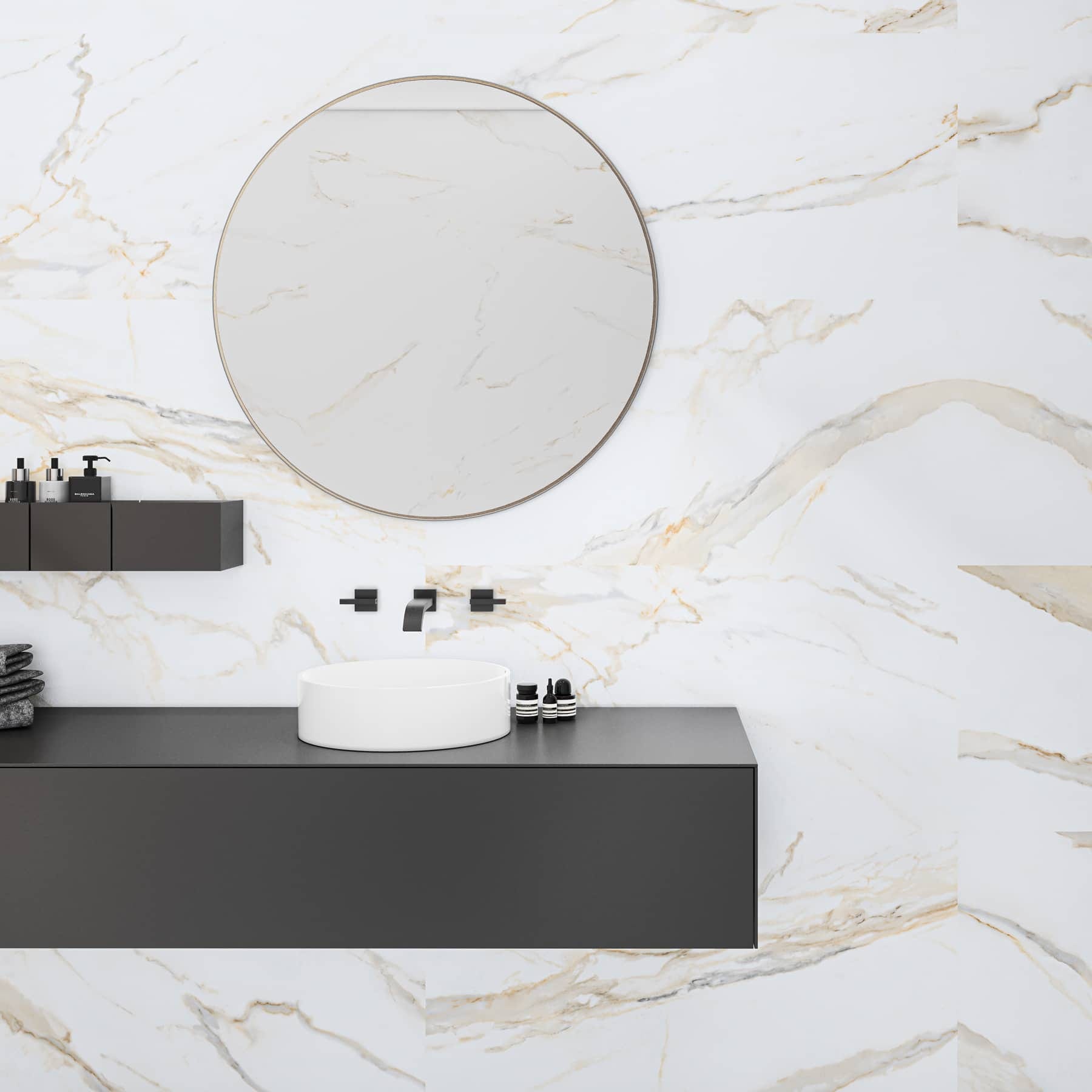 Baño con pared de porcelánico efecto mármol Calacatta y lavabo redondo