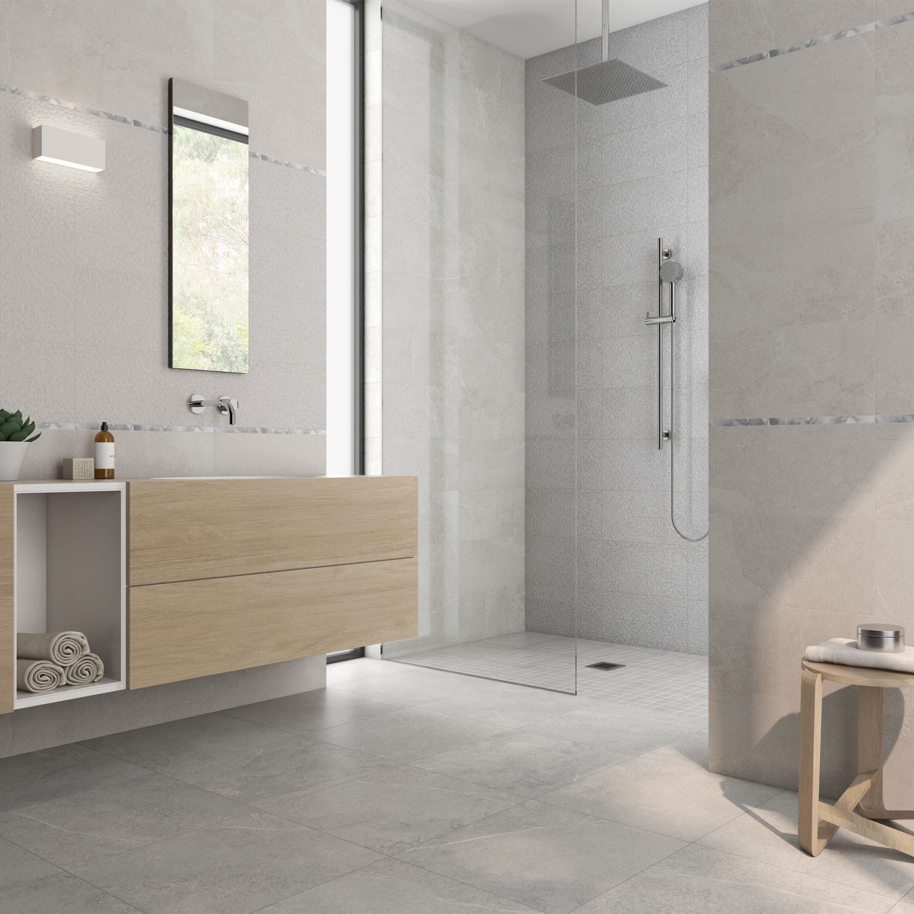 Baño con ducha a ras de suelo, mueble de madera y paredes grises claras