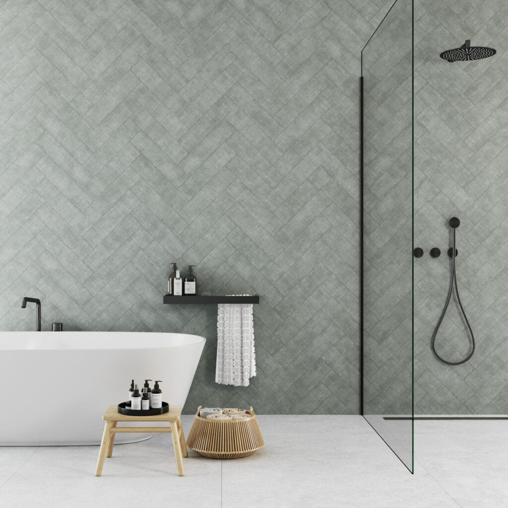 Baño con pared de azulejo verde en espiga, bañera exenta y ducha acristalada