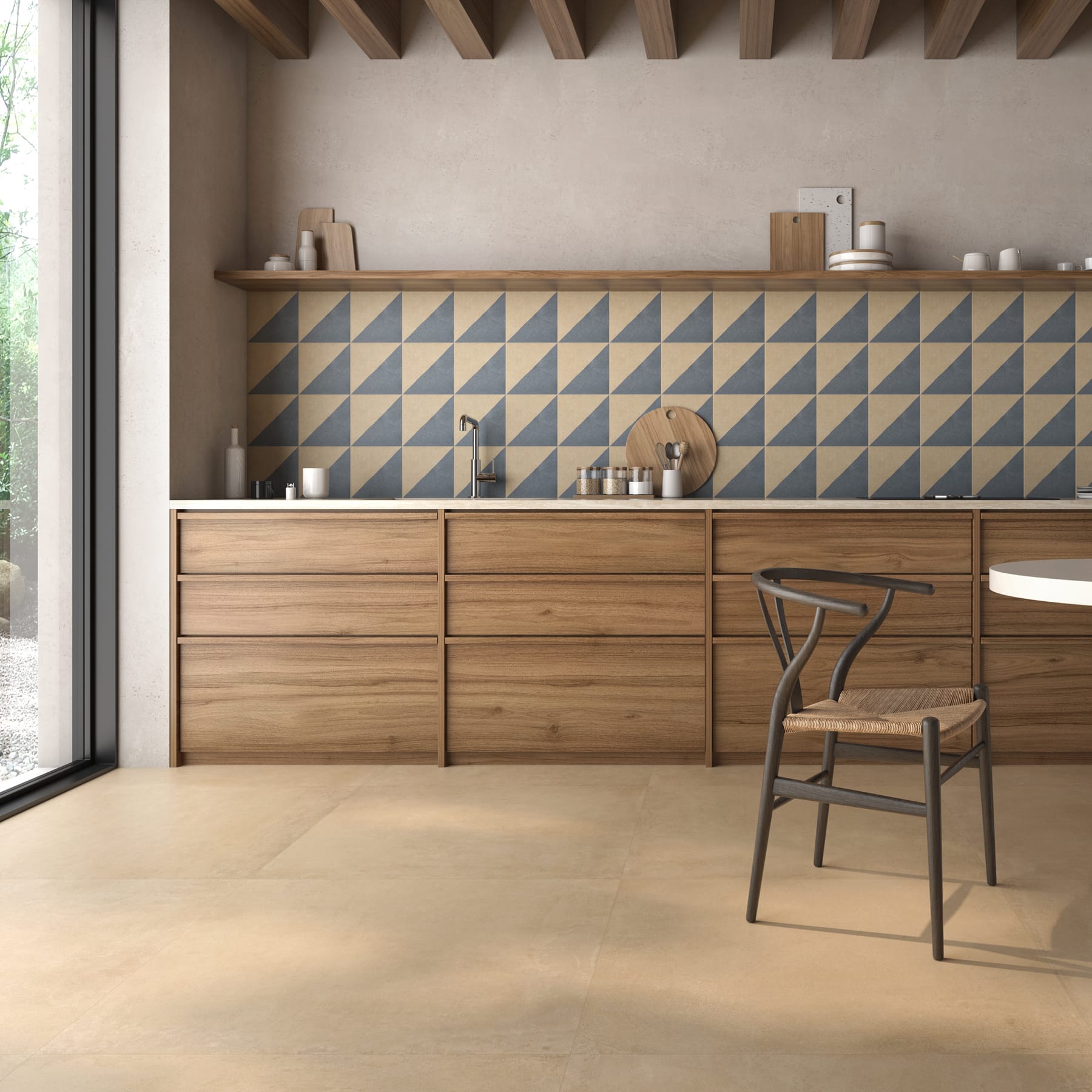 Cocina de madera con frente de azulejo geométrico azul y vigas vistas