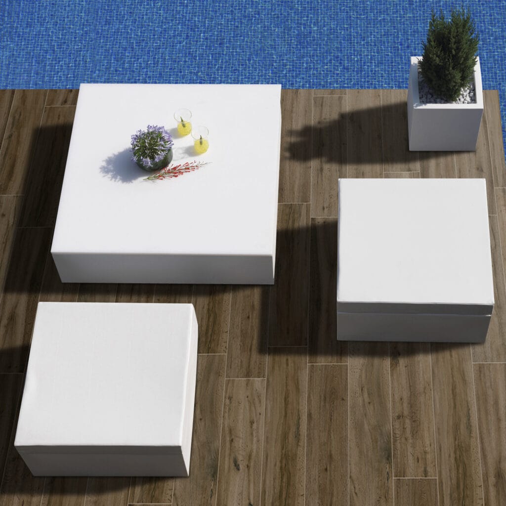 Solárium junto a la piscina con porcelánico imitación madera y mobiliario blanco