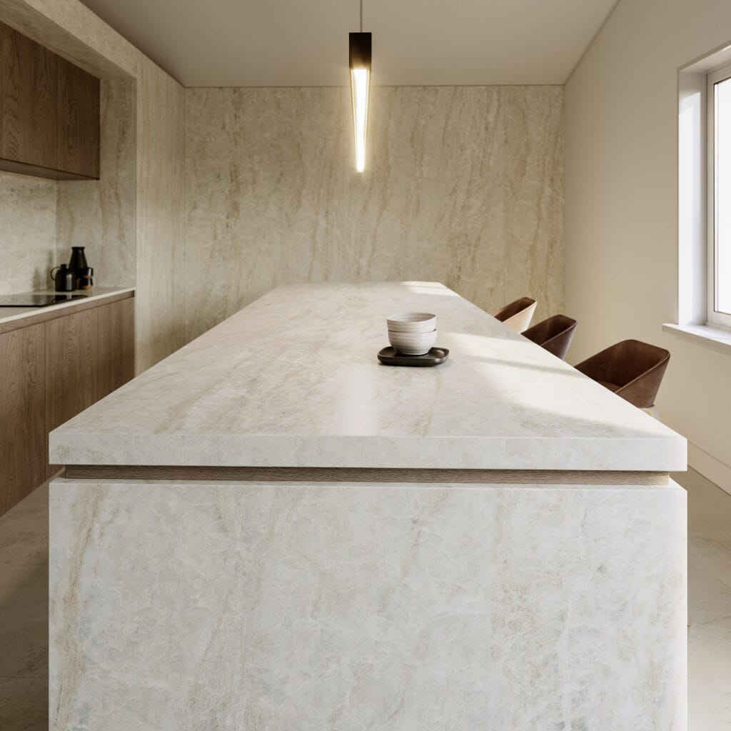 Isla de cocina en encimera de piedra clara con taburetes de cuero