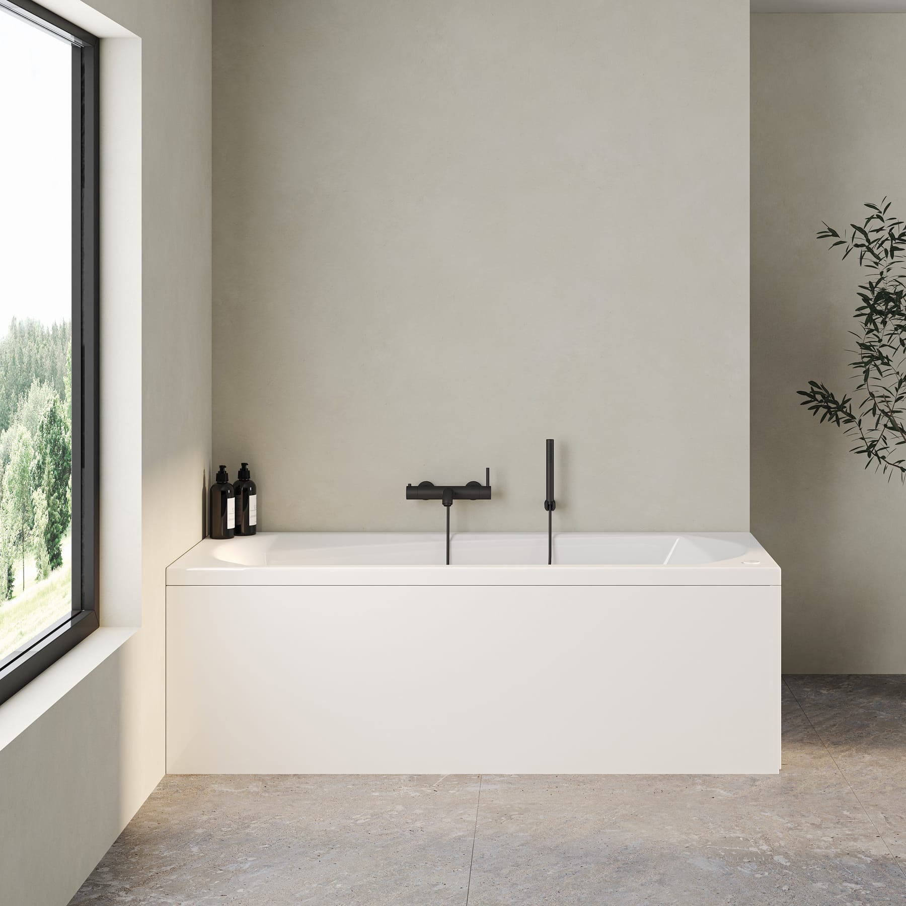Bañera empotrada rectangular bajo la ventana con grifería negra
