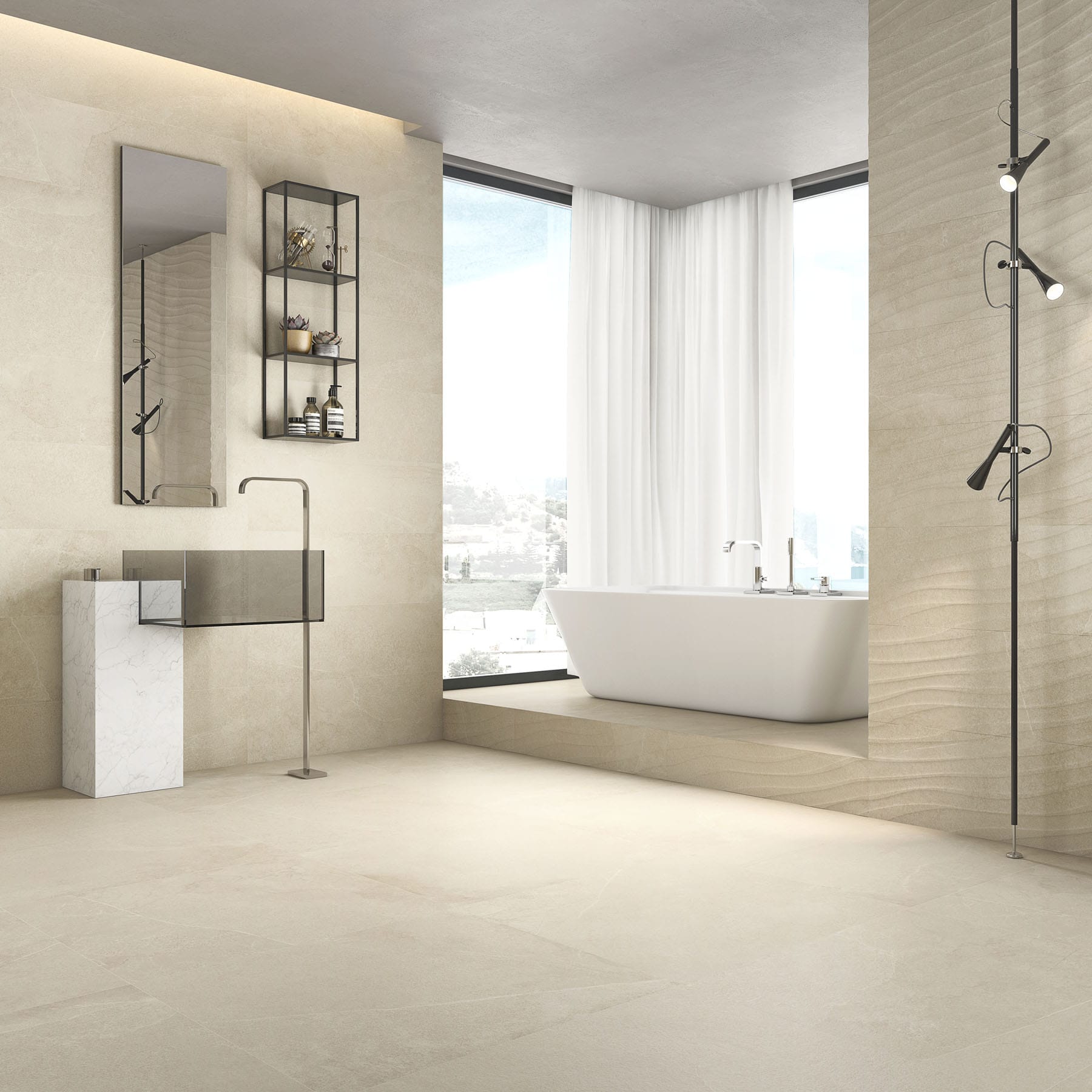 Baño luminoso en tonos beige con bañera exenta junto al ventanal